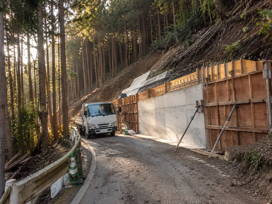 山あいの林道で進む法面の補強工事